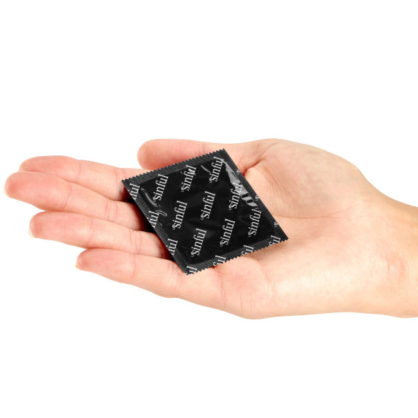 Sinful Ribs & Dots Kondomer 10 stk Produktbilde med hånd 50