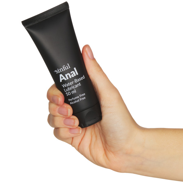 Sinful Him & Him Box Produktbilde med hånd 53