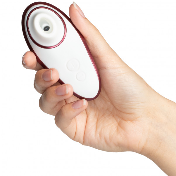 Womanizer Liberty Klitorisstimulator produkt i hånd 50