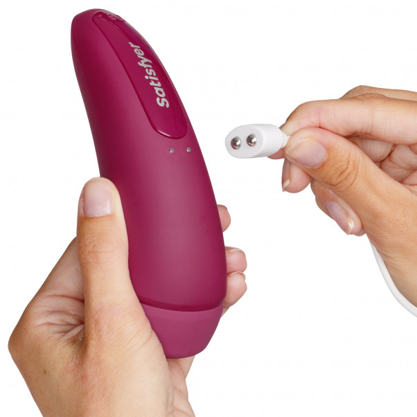 Satisfyer Curvy 1+ App-Styrt Klitorisstimulator produkt i hånd 51