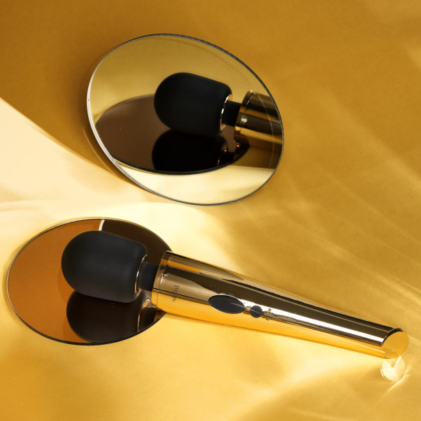Sinful Luxy Gold Extra Powerful Magic Wand Vibrator Stemningsbilde 5