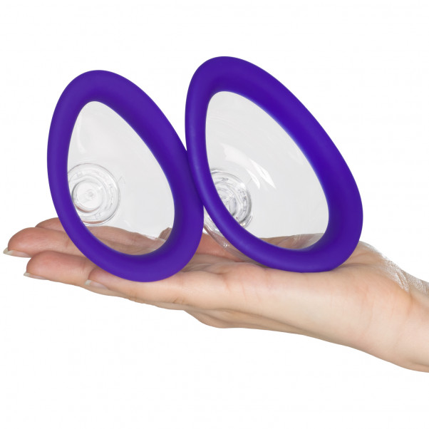 Doc Johnson Bloom Oppladbar Intim Kroppspumpesett Produktbilde med hånd 51