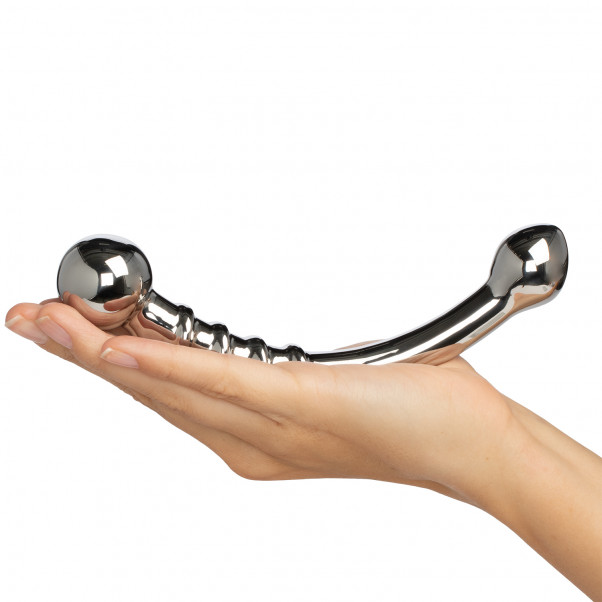 Le Wand Bow Stålstimulator produkt i hånd 50