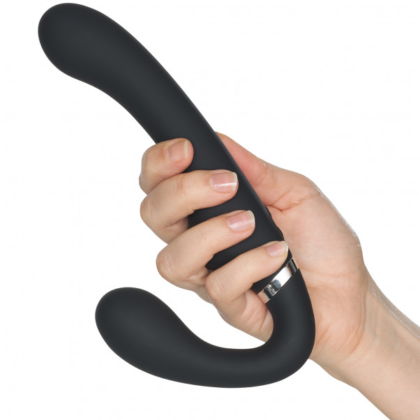 Strap U Mighty Rider Vibrerende Strap-on Produktbilde med hånd 51