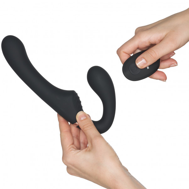 Strap U Mighty Rider Vibrerende Strap-on Produktbilde med hånd 50