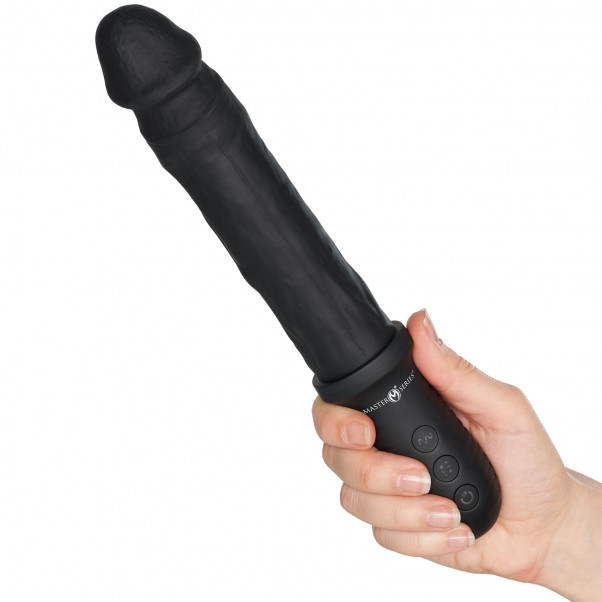 Master Series 8X Auto Pounder Thrusting Dildo Produktbilde med hånd 52