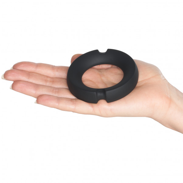 Doc Johnson KINK Penisring i Silikonbelagt Metall produkt i hånd 51
