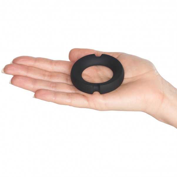 Doc Johnson KINK Penisring i Silikonbelagt Metall produkt i hånd 52