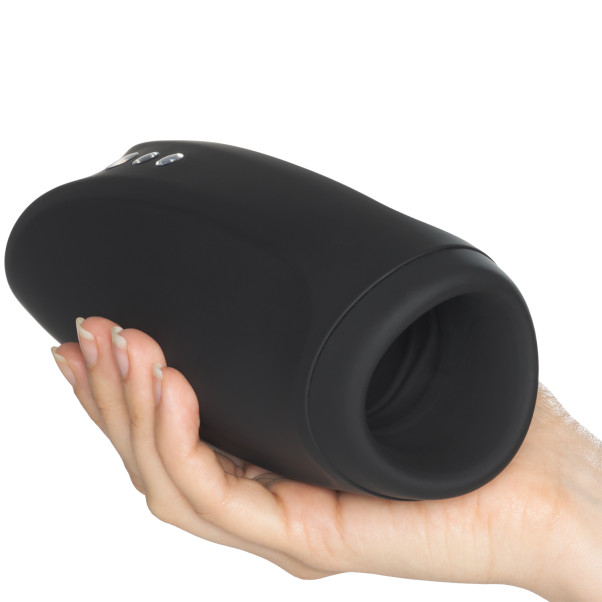 Sinful Blowjob Penisvibrator Produktbilde med hånd 50