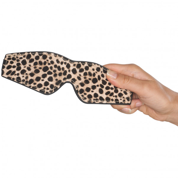 Baseks Leopard Blindfold Produktbilde med hånd 50