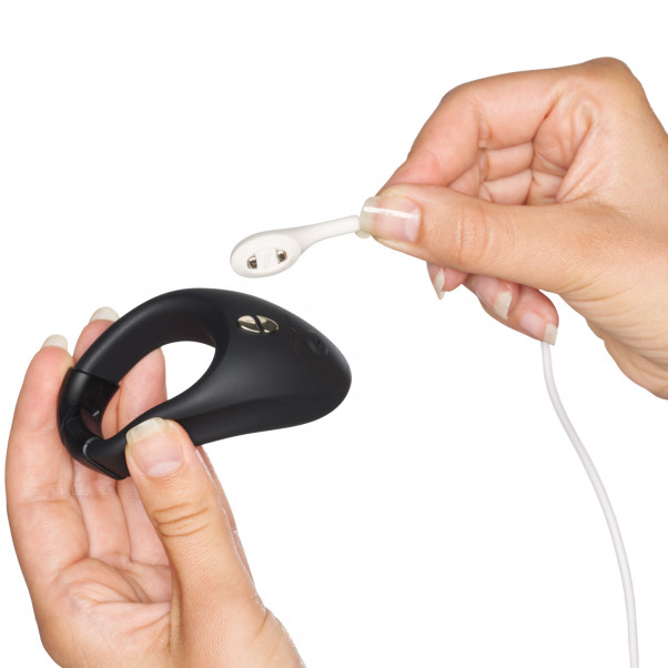 We-Vibe Bond Vibrerende Penisring Produktbilde med hånd 52