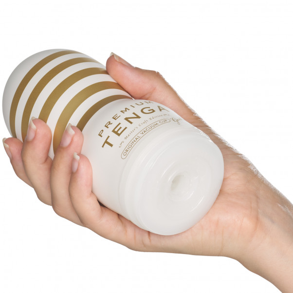 TENGA Premium Original Gentle Vacuum Cup Produktbilde med hånd 50