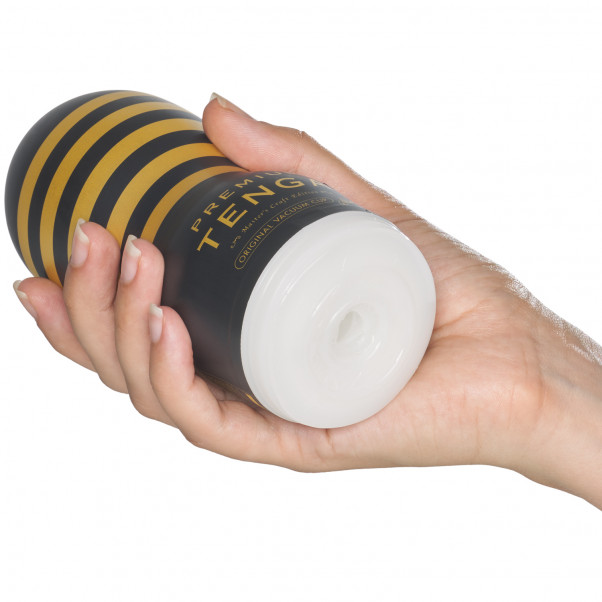 TENGA Premium Original Strong Vacuum Cup Produktbilde med hånd 50