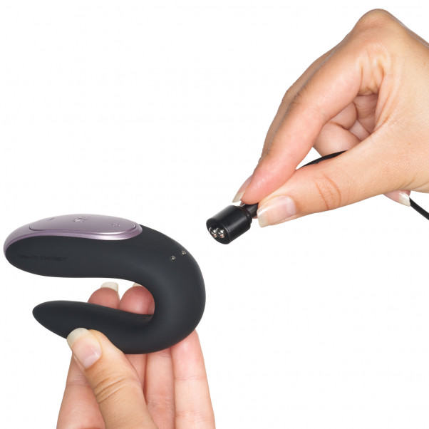 Satisfyer Double Fun App-styrt Parvibrator Produktbilde med hånd 53