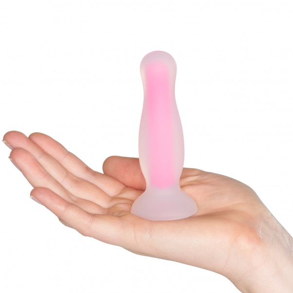 Baseks Glow In The Dark Liten Analdildo Produktbilde med hånd 50