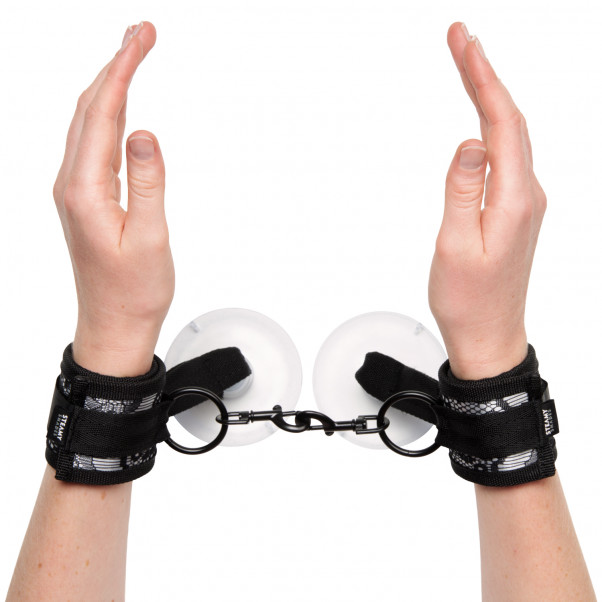 Steamy Shades Håndleddsmansjetter med Sugekopp Produktbilde med hånd 51