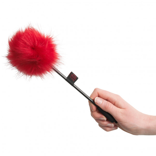 Fifty Shades of Grey Sweet Anticipation PU-Skinn Kilefjær Produktbilde med hånd 50