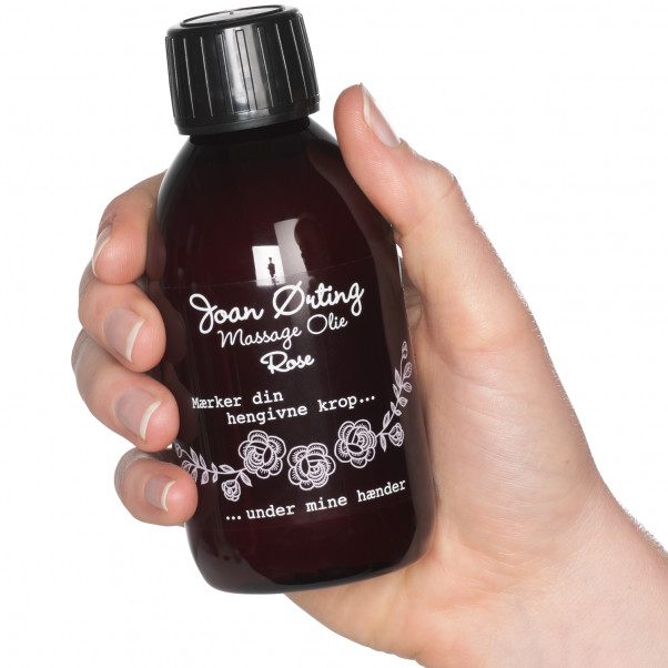 Joan Ørting Luksus Massasjeolje Rose 200 ml Produktbilde med hånd 50