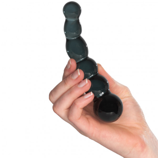 Sinful Black Groove Glassdildo 17 cm Produktbilde med hånd 50