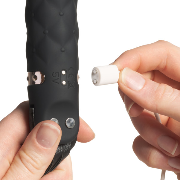 Tracy's Dog Disiplinerende Vibrerende Pisk Produktbilde med hånd 51