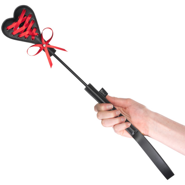 Sportsheets Heart Beat Ridepisk Produktbilde med hånd 50