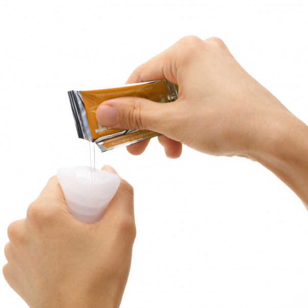 TENGA Pocket Hexa-Brick Masturbator Produktbilde med hånd 50