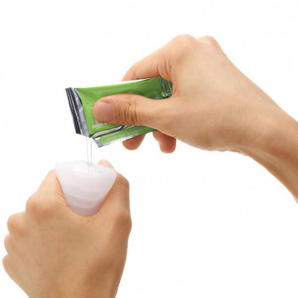 TENGA Pocket Click Ball Masturbator Produktbilde med hånd 50