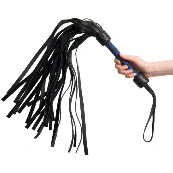 Zado Skinn Flogger 70 cm Produktbilde med hånd 50