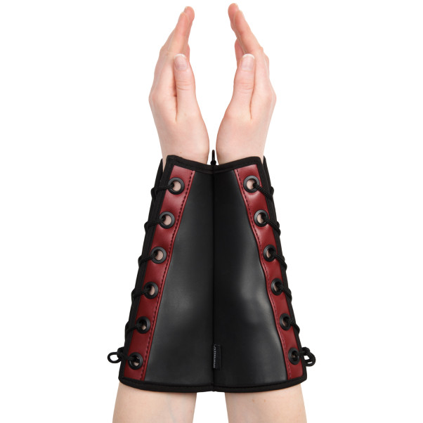 Sportsheets Saffron Mono Mansjetter til Armene Produktbilde med hånd 50