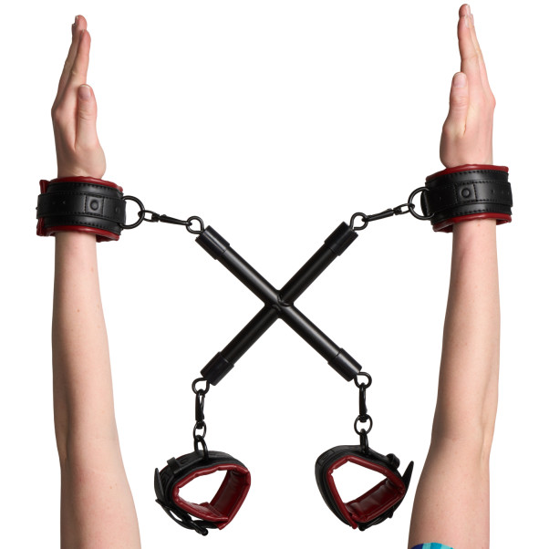 Sportsheets Saffron Hog Tie and Cuff Bondagesett Produktbilde med hånd 50