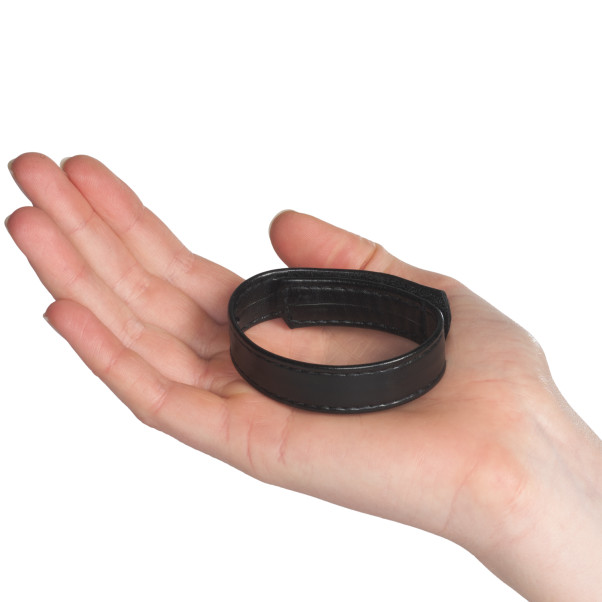 Blue Line C&B Gear Borrelås Penisring Produktbilde med hånd 50