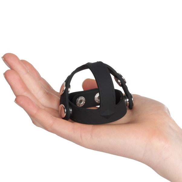 Blue Line C&B Gear Silikon T-stil Cock Ring med Ball Divider Produktbilde med hånd 50