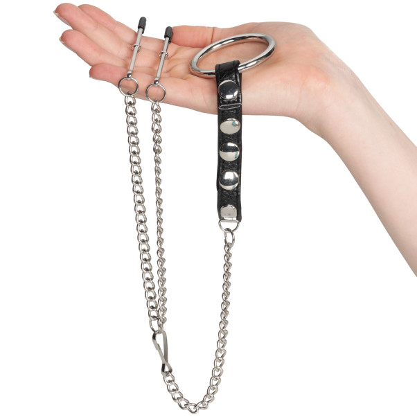 Blue Line C&B Gear Penisring med brystvorteklyper Produktbilde med hånd 50