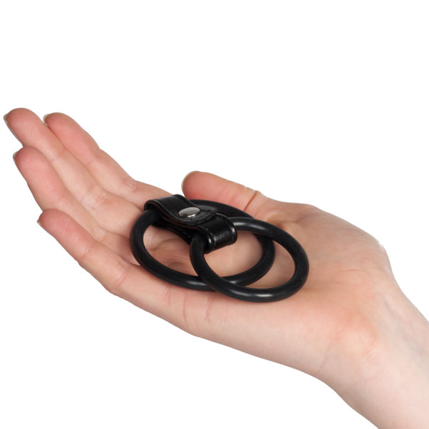 Blue Line C&B Gear Duo Testikkel- og Penisring Produktbilde med hånd 50