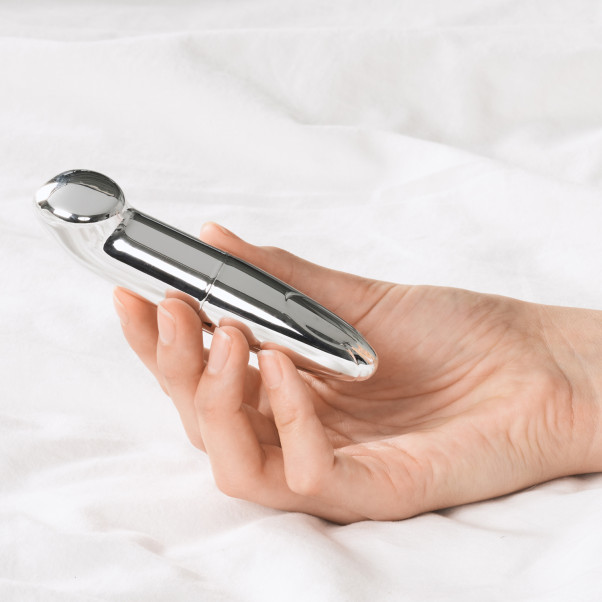 Sinful Silver Mini G-punktsvibrator Produktbilde med hånd 50