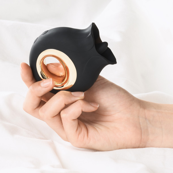 Sinful Oppladbar French Kiss Vibrator Produktbilde med hånd 50