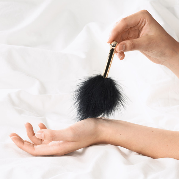 Sinful Tease Feather Gold Tickler Produktbilde med hånd 50