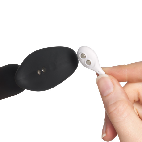 Lovense Hush 2 App-styrt Extra Small Analplugg Produktbilde med hånd 51