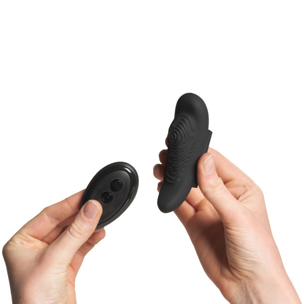 GoGasm fjernstyrt trusevibrator Produktbilde med hånd 51