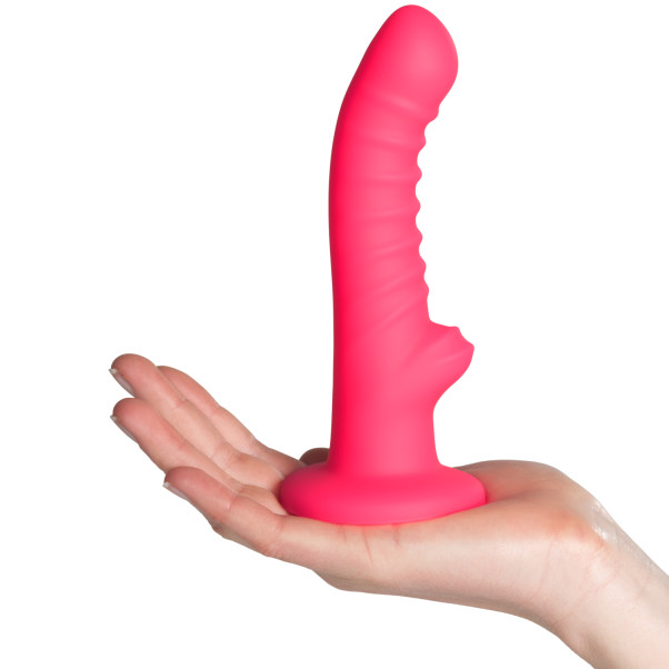 baseks Ribbed Stimulation Silikondildo 17 cm Produktbilde med hånd 50
