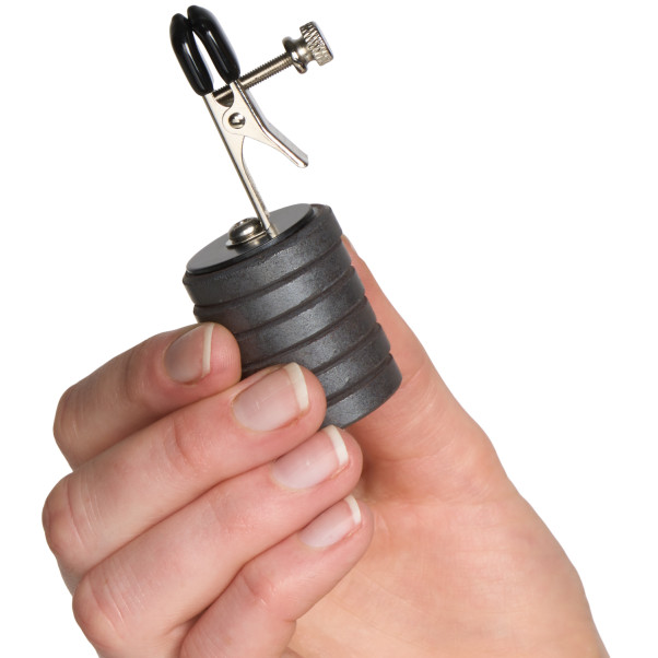 Master Series Onus Brystvorteklemme med Magnetvekter Produktbilde med hånd 50