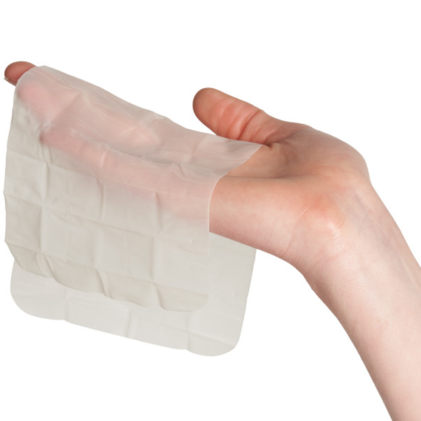 Medintim Oralsafe Vanilla Latex Dental Dams 8 stk Produktbilde med hånd 50