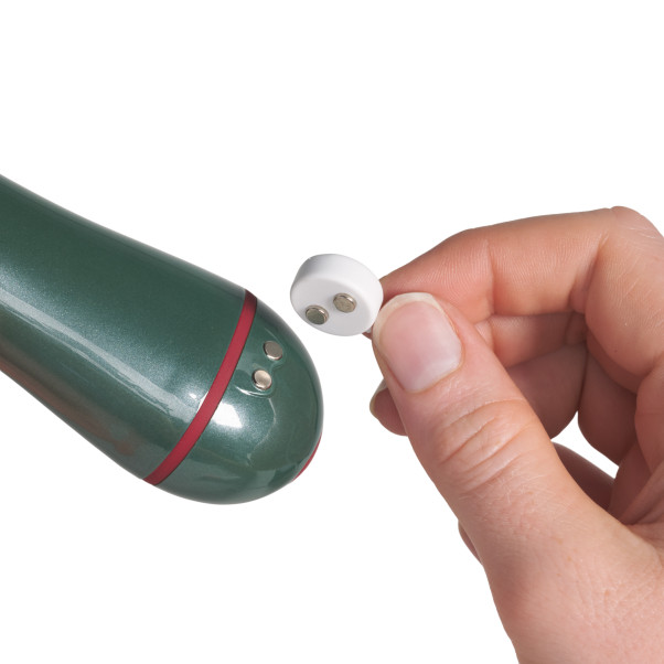 baseks Oppladbar Grønn Mini Massasjestav Produktbilde med hånd 51