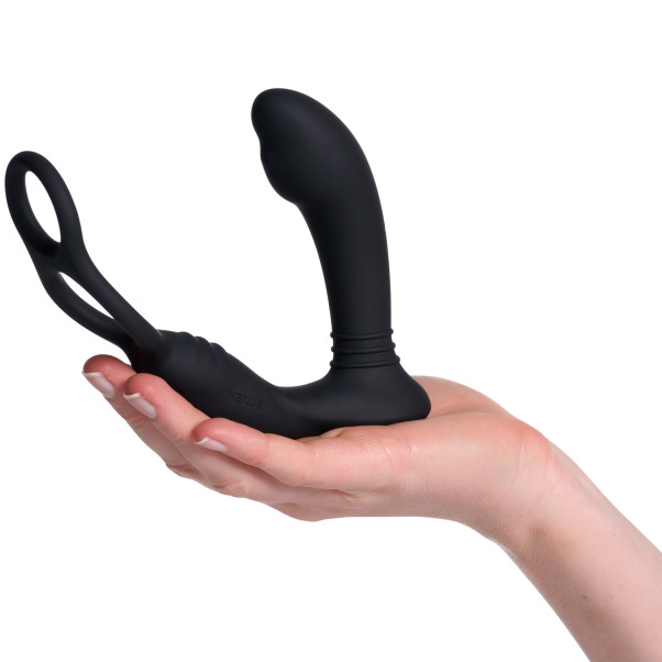 Nexus Simul8 Dobbel Anal og Perineum Penis- og Ballevibrator med Penisring Produktbilde med hånd 52