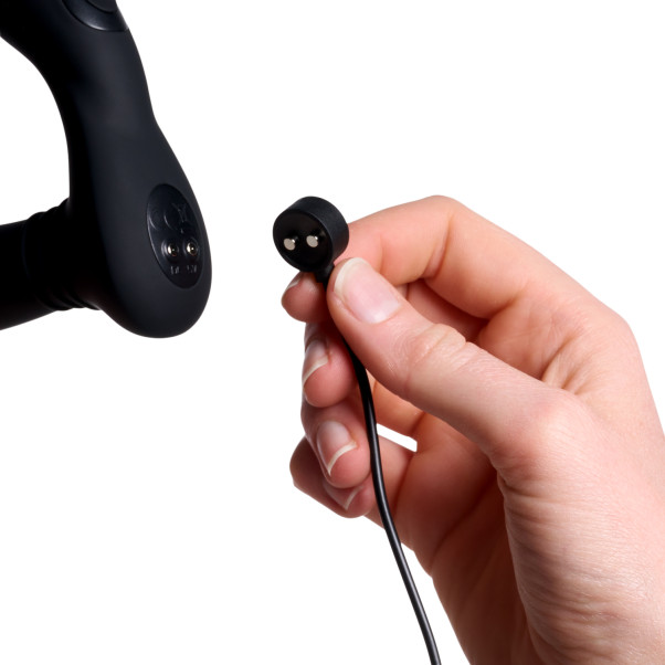 Nexus Simul8 Dobbel Anal og Perineum Penis- og Ballevibrator med Penisring Produktbilde med hånd 53