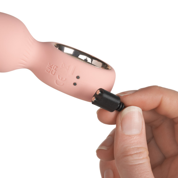 Sinful Color Up Fersken Vibrerende Analplugg Produktbilde med hånd 51