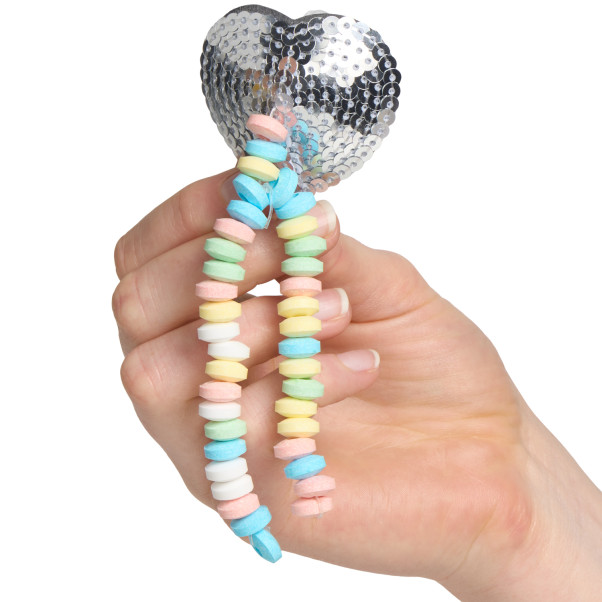 Candy Edible Sequin Brystvortedusker 60 g Produktbilde med hånd 50