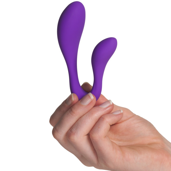 Adrien Lastic Couple Secrets II Fjernstyrt Dobbelvibrator Produktbilde med hånd 50