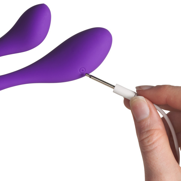 Adrien Lastic Couple Secrets II Fjernstyrt Dobbelvibrator Produktbilde med hånd 52