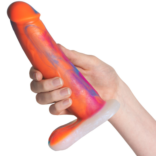 Vixen Creations Bandit Tie-Bright VixSkin Dildo 20,5 cm Produktbilde med hånd 50